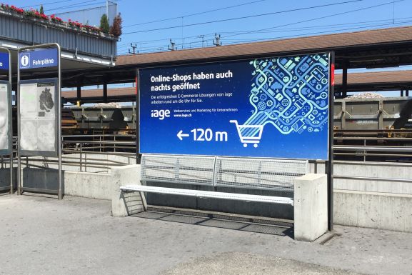 Bahnhof Pfäffikon (SZ) – zweite Plakatkampagne von iage